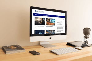 блог о криптовалюте на экране монитора на офисном столе